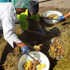 ELABORACIÓN Y DEGUSTACIÓN DE LA PACHAMANCA.