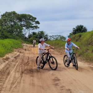 Bicicleteando en la selva peruana con visita a laguna