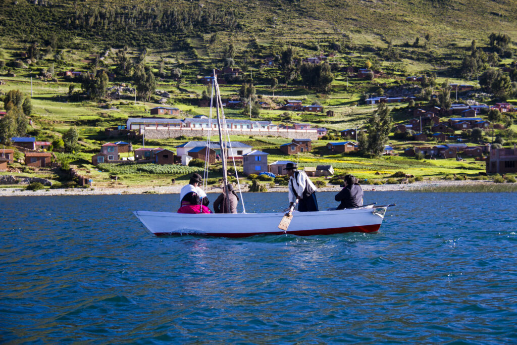 La imagen tiene un atributo ALT vacío; su nombre de archivo es lago-titicaca-1024x683.jpg